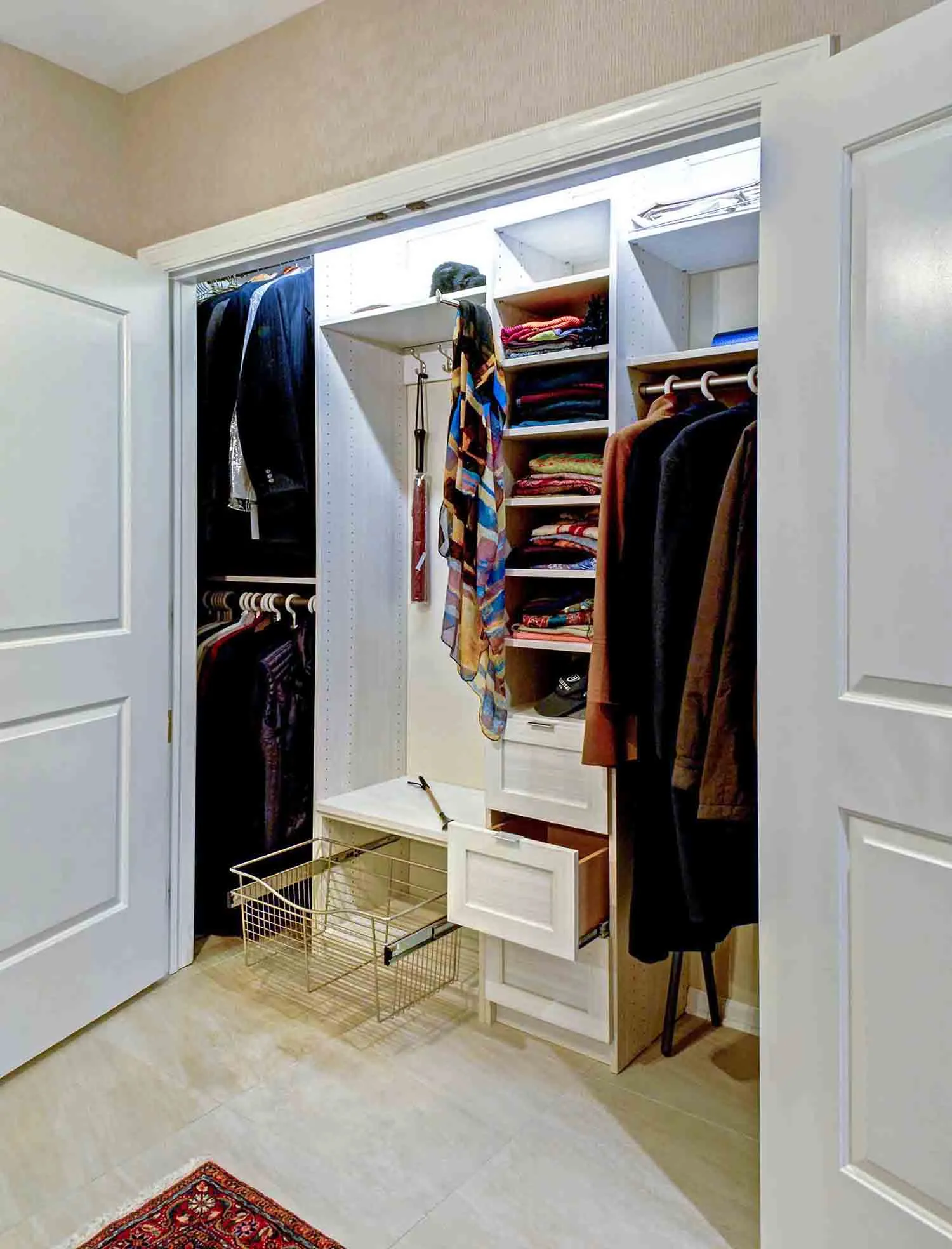 Reach in closet with optimized space